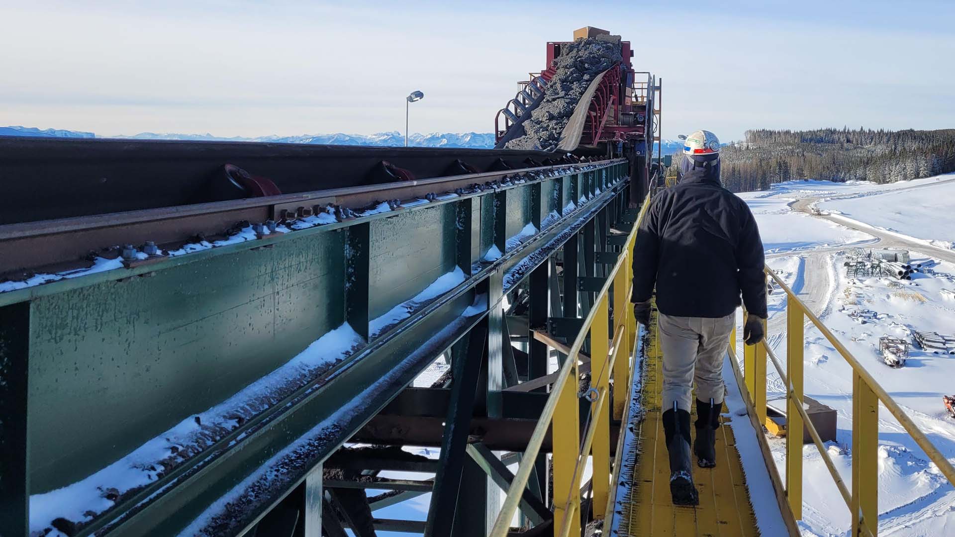 Mining site with conveyor